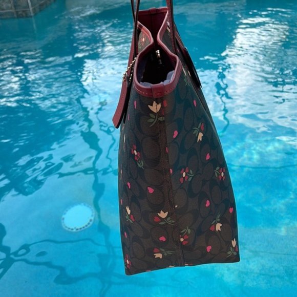 Coach City Tote In Signature Canvas With Heart Petal Print Brown Multi - Picture 3 of 16